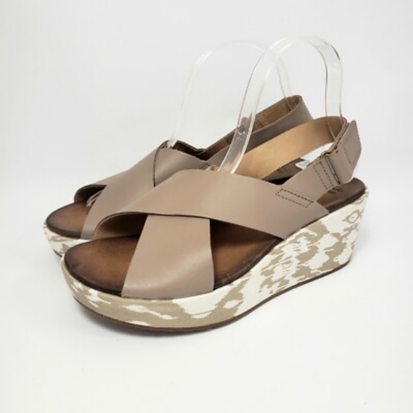 Clarks Size 7.5 Wide Stasha Platform Wedge Tan White Sandals SH291 - Picture 1 of 7